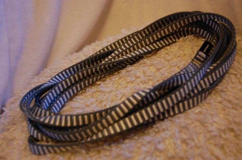 Anneau cousu en sangle Dyneema, étroite, rayée gris et blanc, lové en plusieurs tours