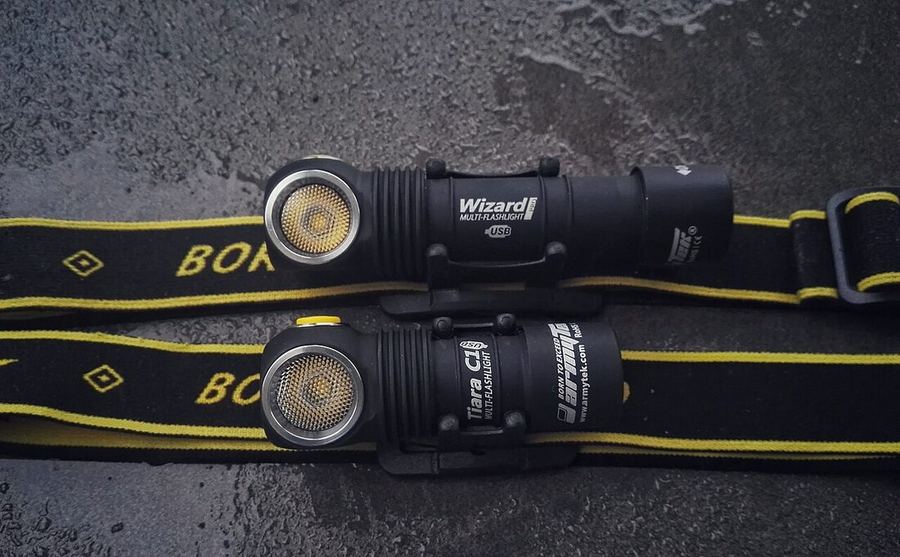 Deux frontales Armytek sur leur bandeau : une Wizard Pro (en haut) et une Tiara C1